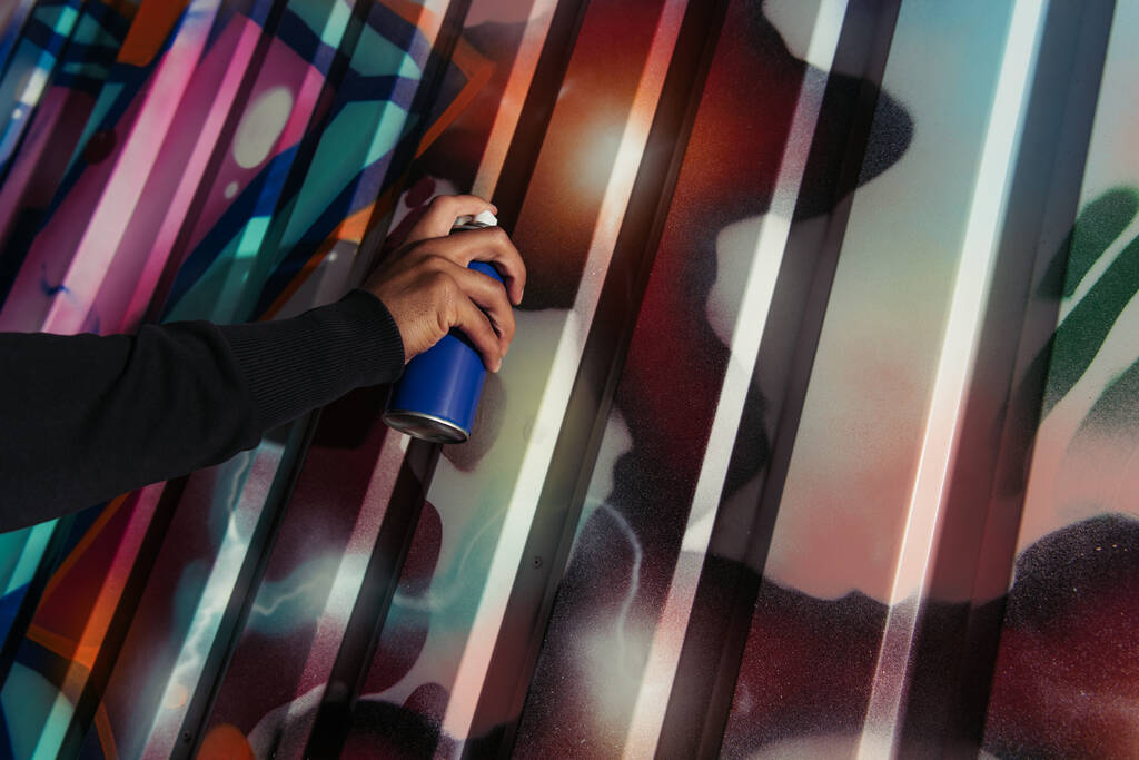 Vista recortada del graffiti de dibujo vándalo afroamericano en la pared al aire libre  - Foto, Imagen