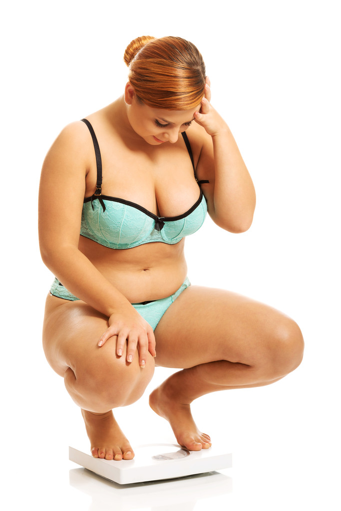 Толстая женщина приседает на весах
 - Фото, изображение