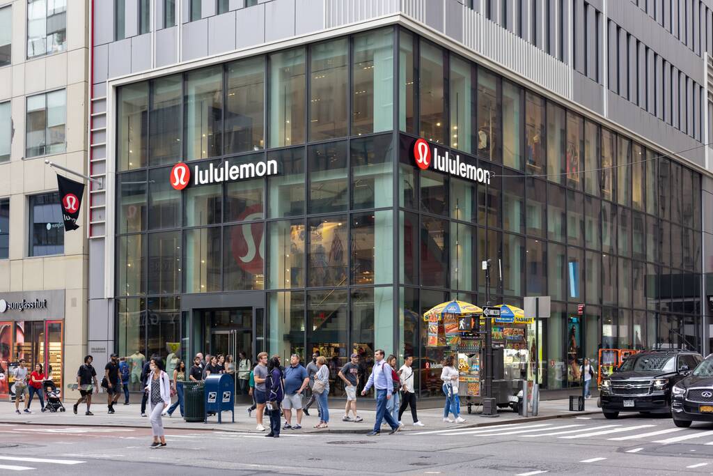 Фасад магазина Lululemon на Манхэттене и много людей, идущих по улицам - Фото, изображение