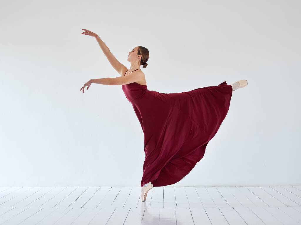 een jonge vrouw dansend in een balletstudio. - Foto, afbeelding