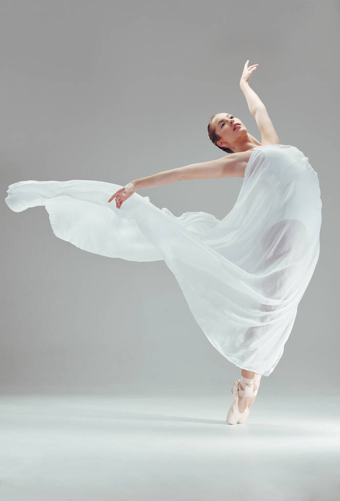 Full length shot of an attractive young ballerina dancing alone in the studio. - Foto, afbeelding