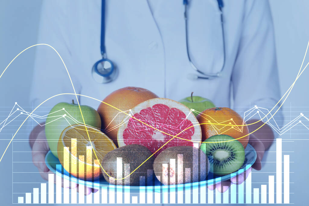 Nutricionista sosteniendo plato con frutas maduras e ilustración de gráficos. Alimentación saludable - Foto, imagen