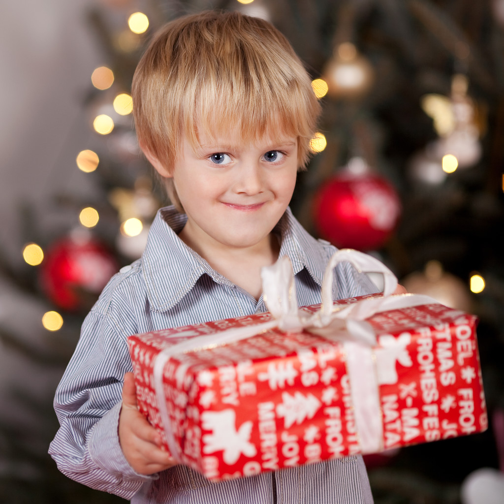 Ragazzo che tiene la scatola regalo a Natale
 - Foto, immagini
