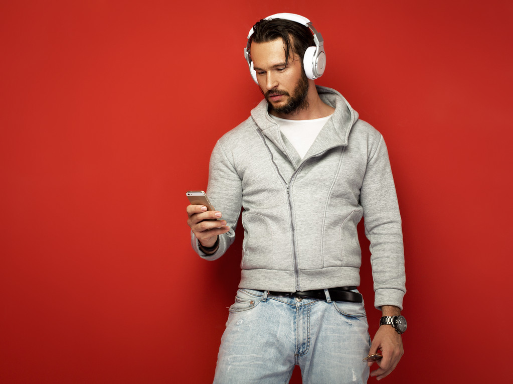 férfi fülhallgatóval - Fotó, kép