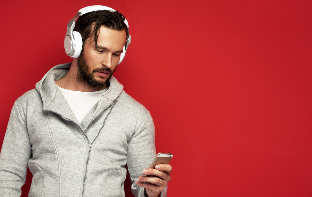 férfi fülhallgatóval - Fotó, kép
