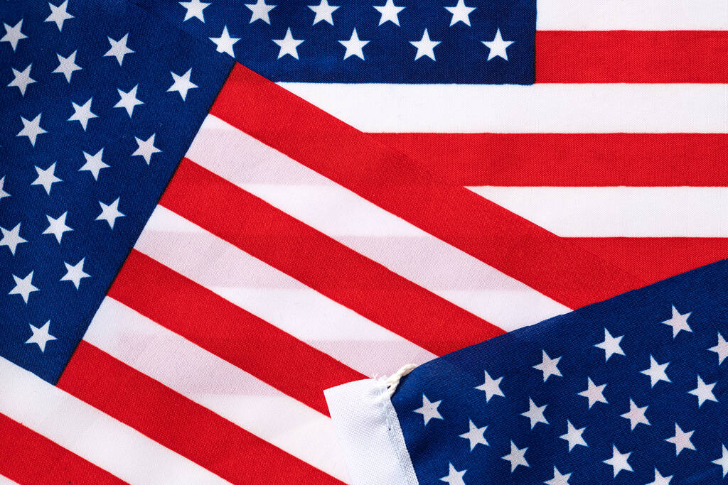 Концепция Дня независимости США или Дня памяти. Государственный флаг на фоне яркого мраморного стола. - Фото, изображение