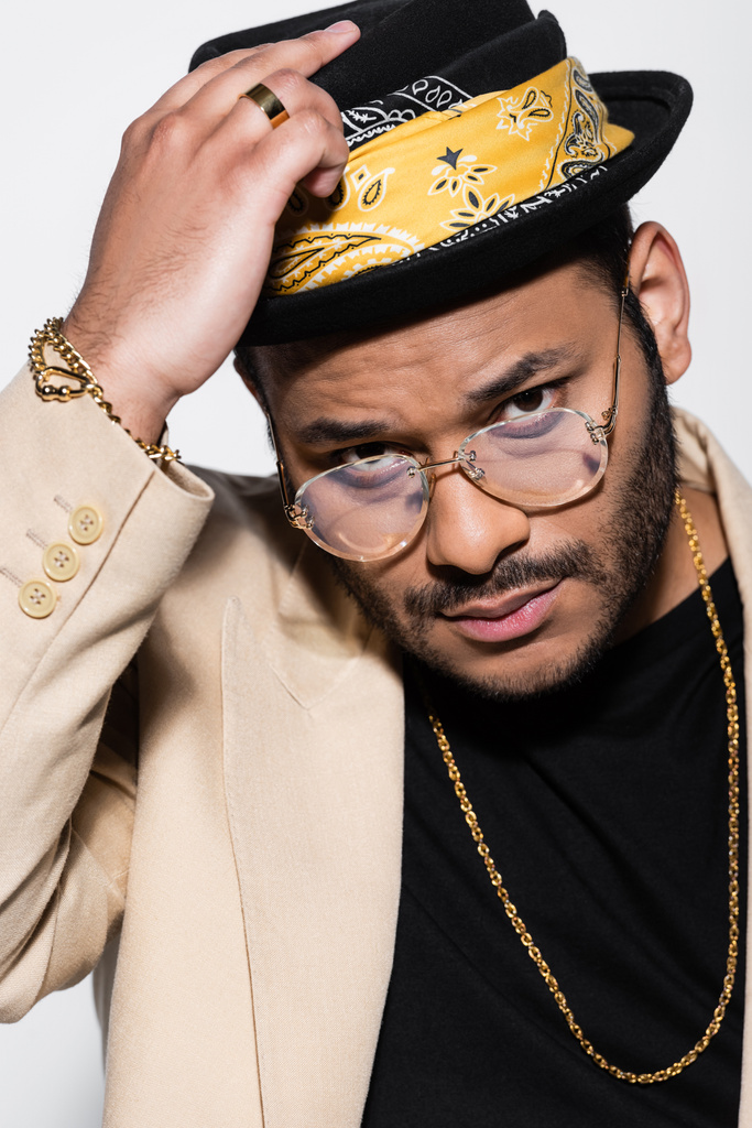πορτρέτο του ανατολικού hip hop τραγουδιστή σε γυαλιά ρύθμιση καπέλο fedora απομονώνονται σε γκρι - Φωτογραφία, εικόνα