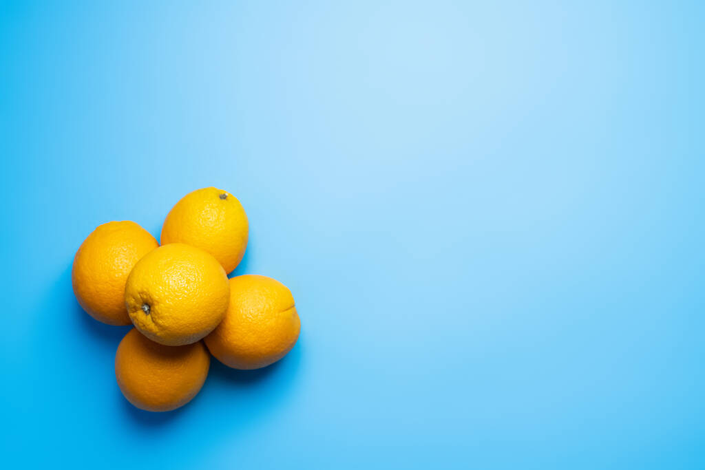 Top näkymä makea appelsiinit sinisellä pohjalla - Valokuva, kuva