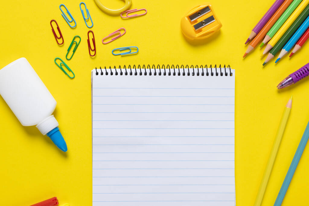 Çeşitli ofis malzemelerini düşünün. Plastik çatal bıçak, boya, sarı arka planda boya kalemleri. Eğitim, öğrenme ve yaratıcılık. - Fotoğraf, Görsel