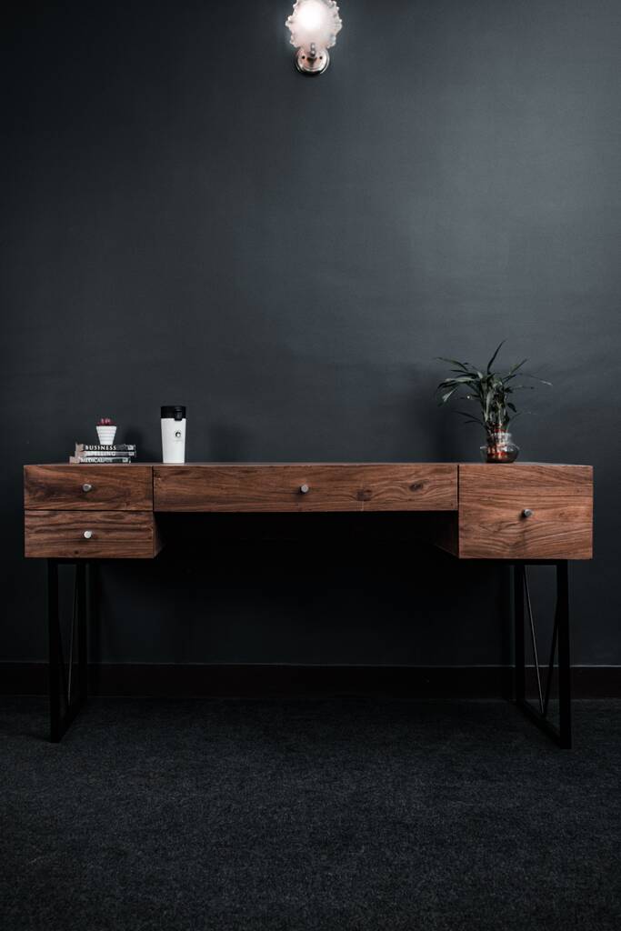 Pystysuora laukaus puinen pöytä hyllyt musta seinä tausta - Valokuva, kuva