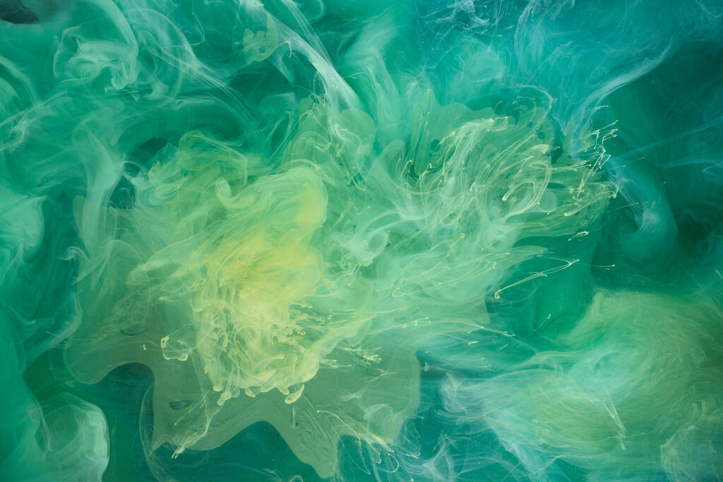 Płyn płynny sztuka abstrakcyjne tło. Niebiesko-zielona farba akrylowa pod wodą, galaktyczny ocean dymu - Zdjęcie, obraz