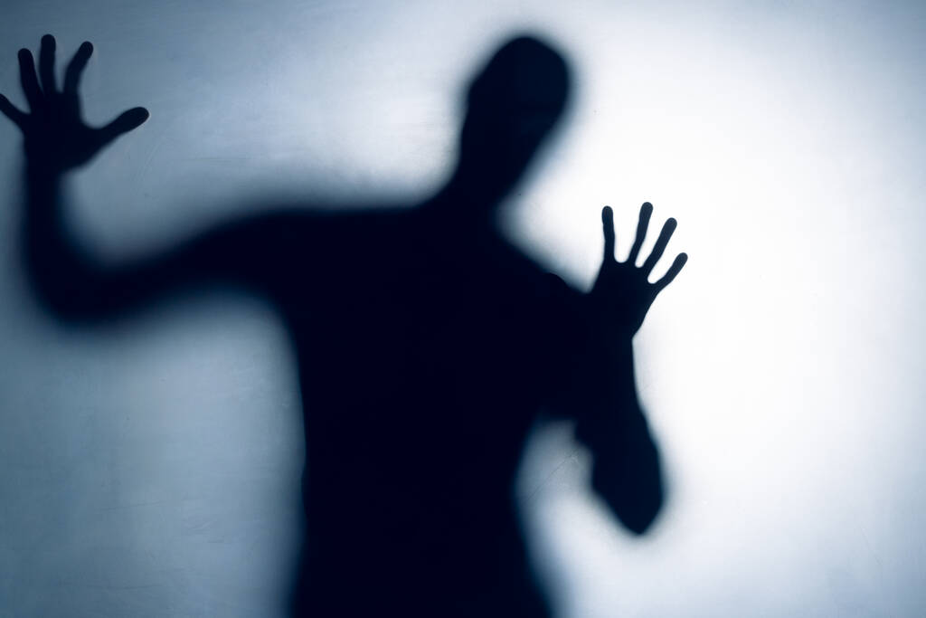 Composition de la silhouette noire de l'homme avec des ombres sur fond blanc. Tradition d'Halloween et concept de célébration. - Photo, image