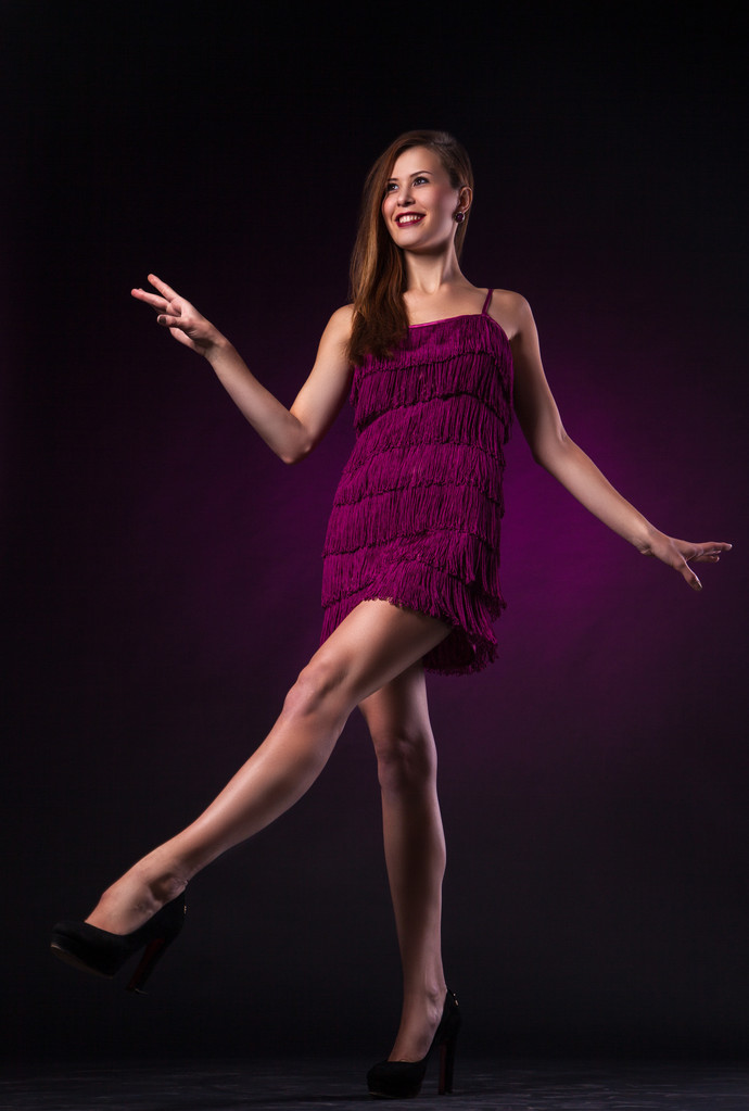 schöne Frau im lila Kleid tanzt - Foto, Bild