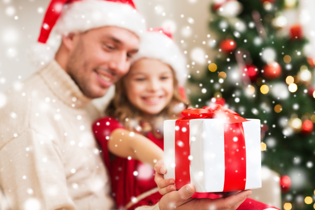 Sonriente padre e hija sosteniendo caja de regalo
 - Foto, Imagen