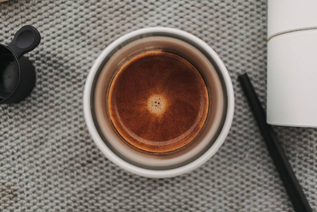 Vista superior de la crema de café de café espresso prensa francesa café. - Foto, Imagen