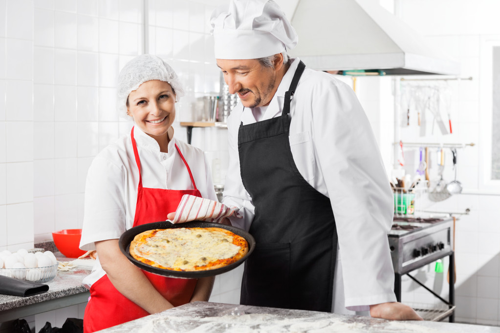 Щасливий шеф стоїть по Colleague Holding Pizza Pan
 - Фото, зображення
