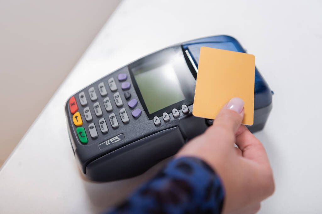 Widok kobiety płacącej kartą kredytową w sklepie  - Zdjęcie, obraz