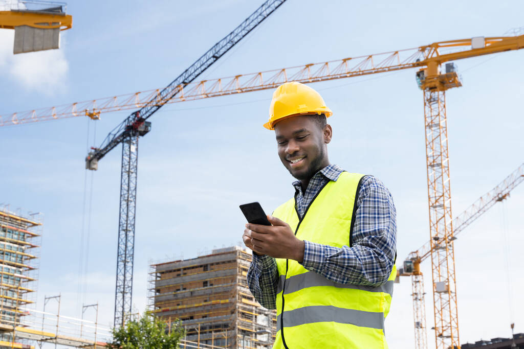 Builder Worker Using Phone. Construction Employee Communication - Foto, Imagem