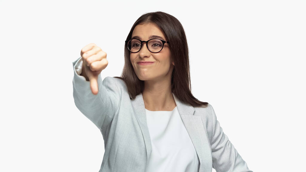 niezadowolona bizneswoman w szarej marynarce i okularach pokazuje kciuk w dół na białym - Zdjęcie, obraz