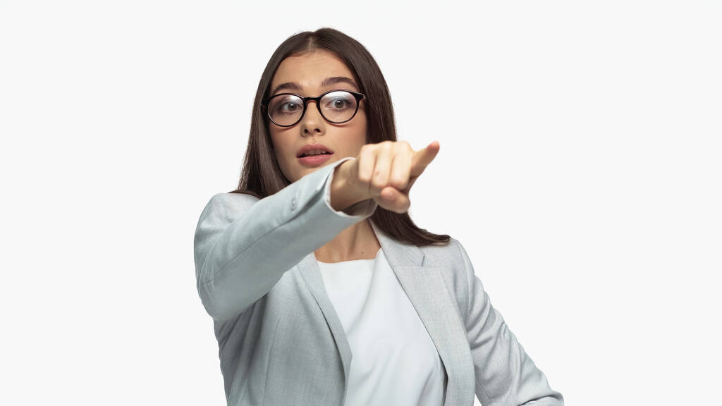 nespokojená podnikatelka v šedém blejzru a brýlích s prstem izolovaným na bílém - Fotografie, Obrázek