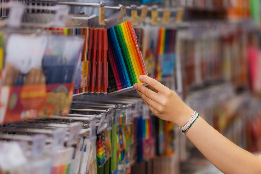 bijgesneden weergave van de vrouw in kralen armbanden kiezen pak van kleurrijke vilten pennen in briefpapier winkel - Foto, afbeelding