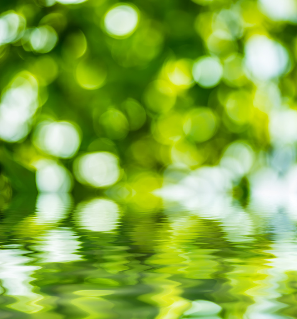 Green bokeh reflected in water. - Zdjęcie, obraz
