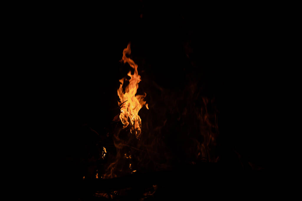 Пожежне полум'я на чорному тлі. текстура вогняного спалаху для тла банера
. - Фото, зображення
