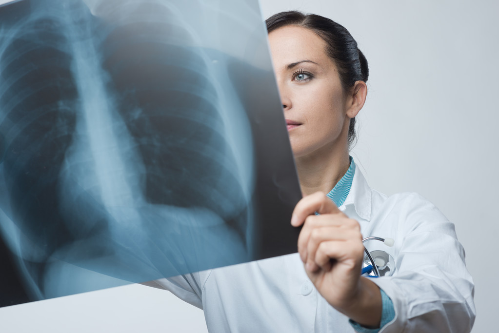 Médecin féminin examinant les rayons X
 - Photo, image