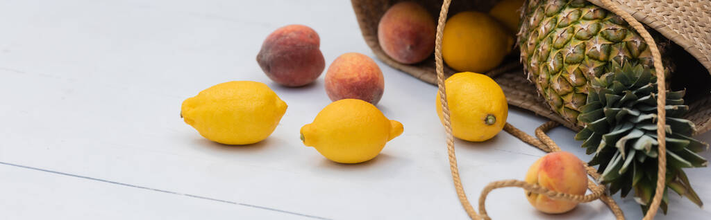 Tropické ovoce v slámové kabelce na podlaze v resortu, prapor  - Fotografie, Obrázek
