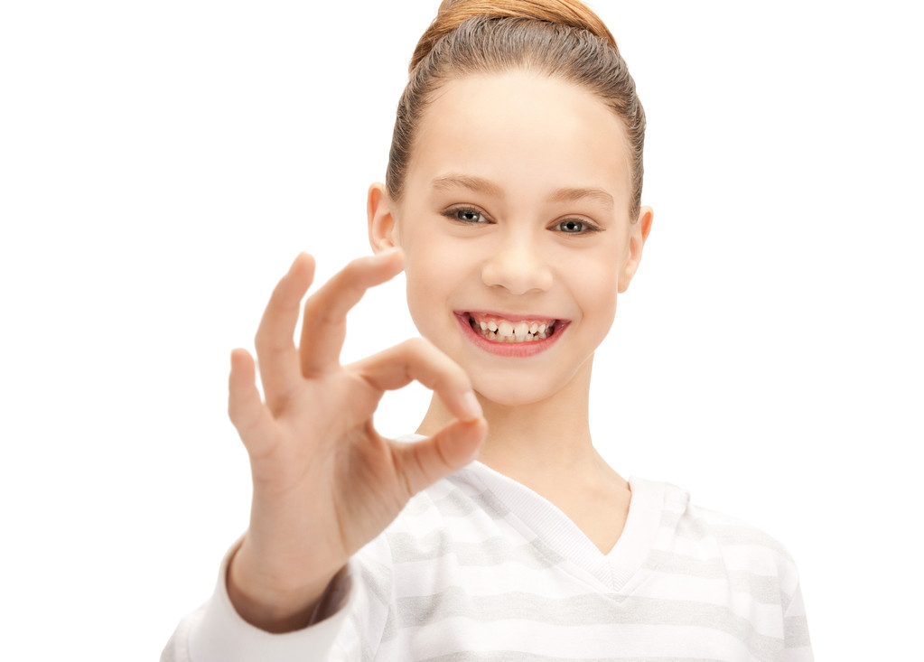 Muchacha adolescente encantadora mostrando signo ok
 - Foto, Imagen