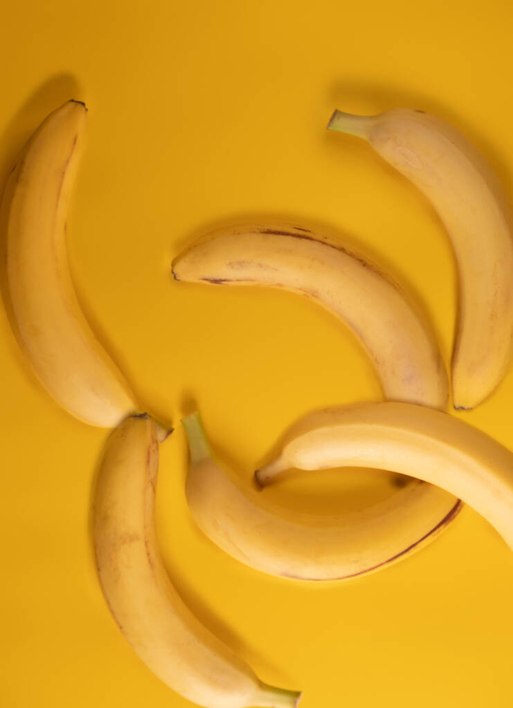 Zralé banány na žlutém pozadí - Fotografie, Obrázek