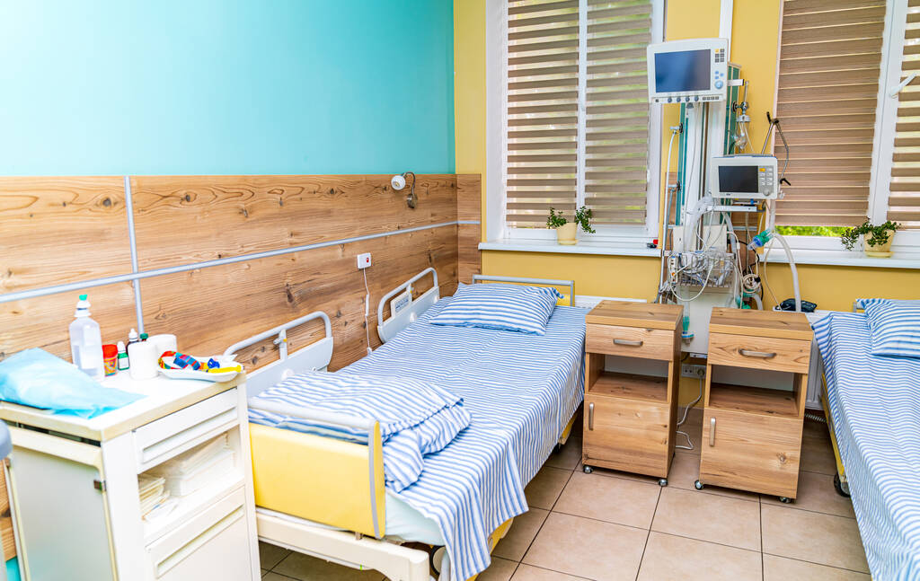 Patiëntenkamer van de gezondheidszorg. Lege moderne ziekenhuisafdeling met comfortabel bed. - Foto, afbeelding