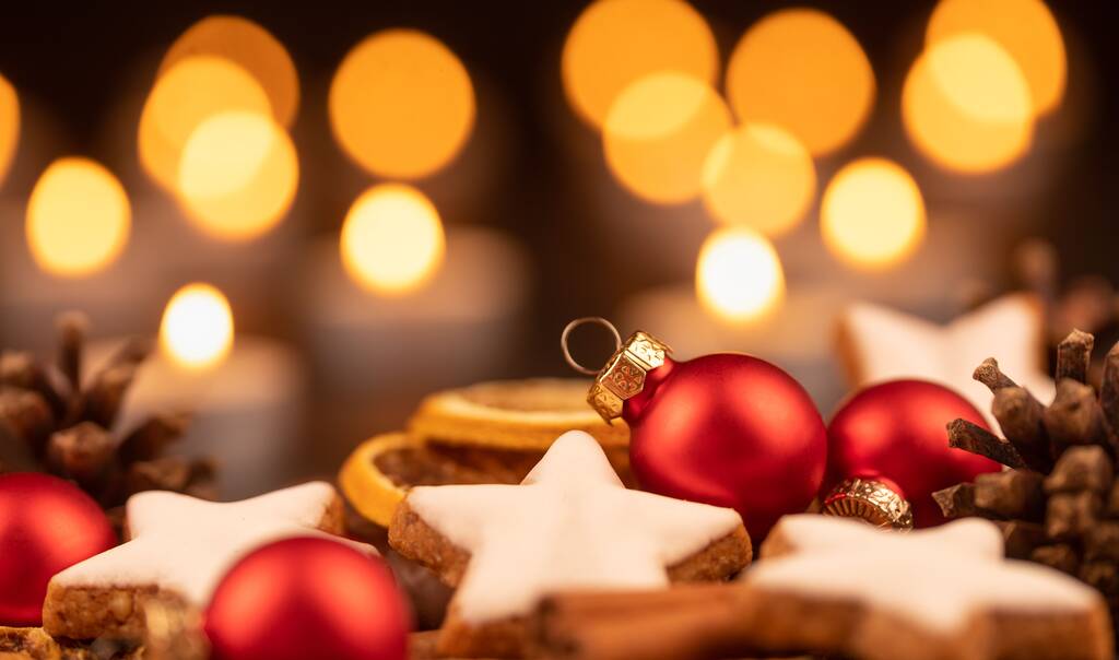 Joulu helyjä kaneli tähti evästeet ja koristeet kevyt bokeh taustalla - Valokuva, kuva