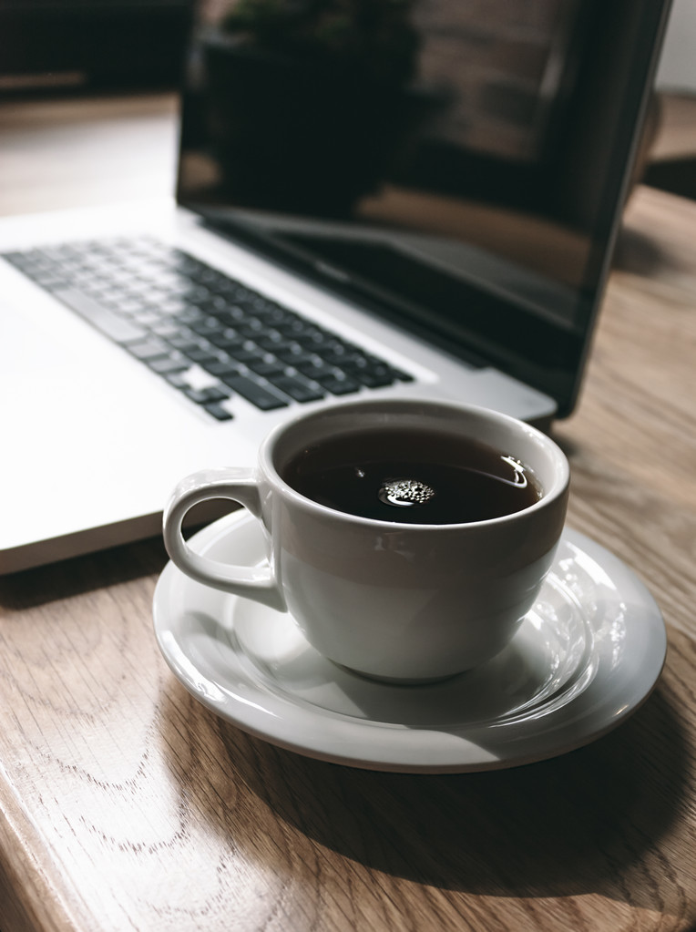 Kawę obok laptopa - Zdjęcie, obraz