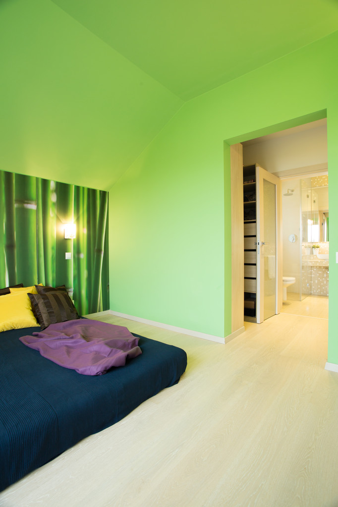 Gezellige slaapkamer met groene muren - Foto, afbeelding