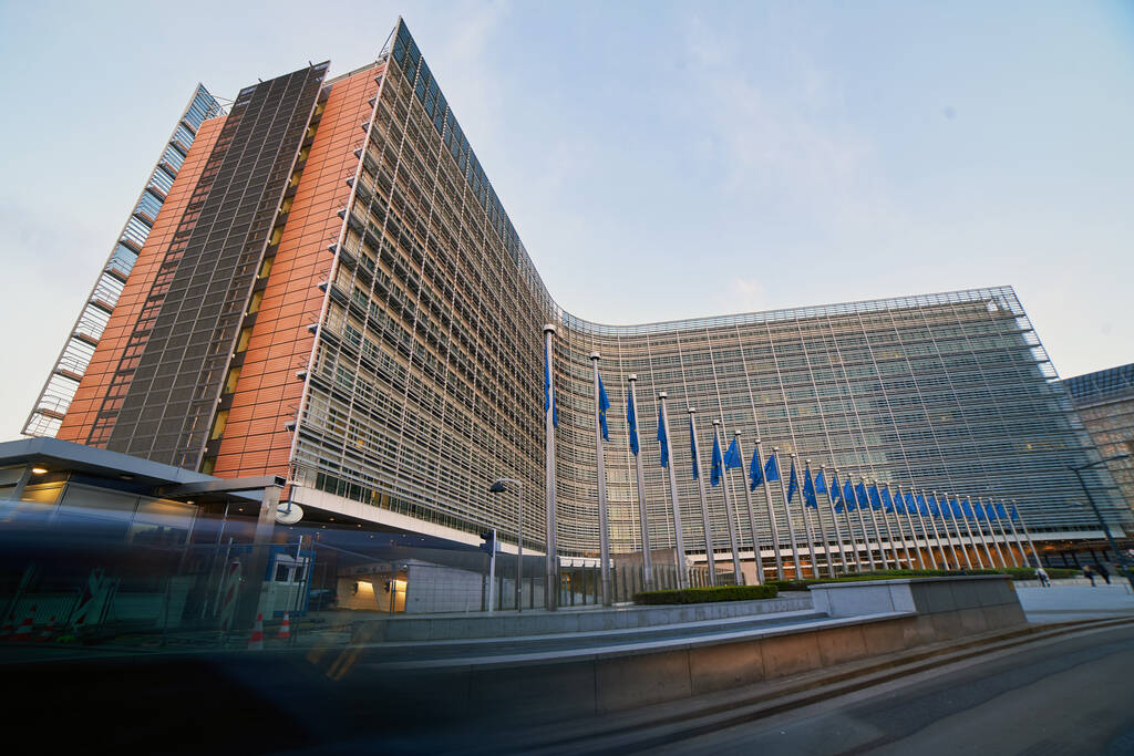 Bruselas, Bélgica, 4 de abril de 2019 - Banderas de la Unión Europea frente al edificio Berlaymont, sede de la Comisión Europea
. - Foto, Imagen