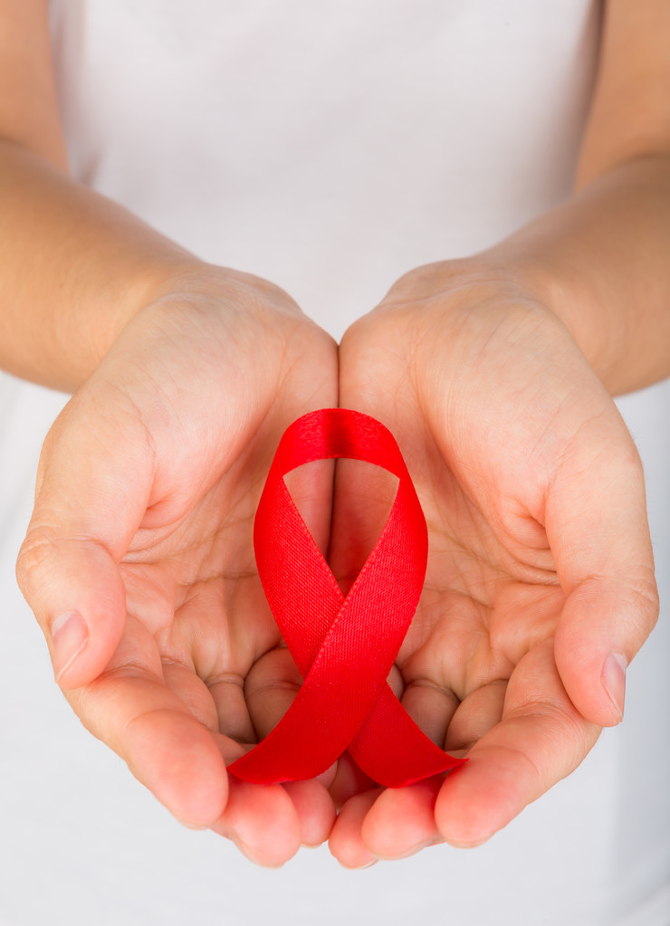 Manos femeninas sosteniendo cinta roja de sensibilización sobre el sida
 - Foto, Imagen