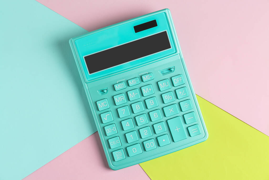 Calculadora moderna sobre fondo de color, vista superior - Foto, imagen