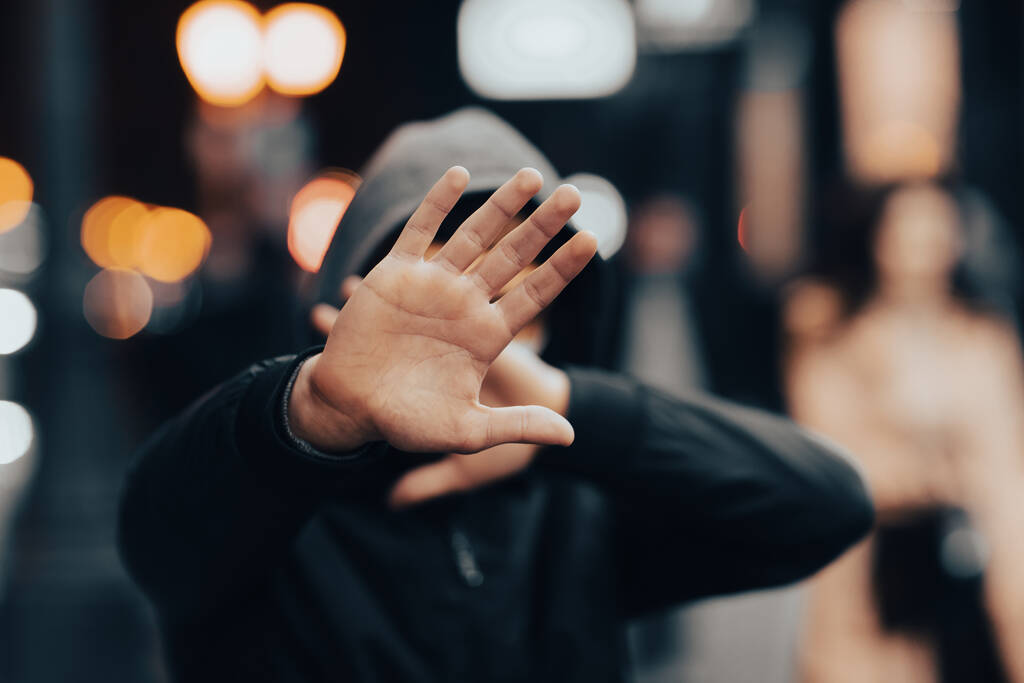 man hand stop sign in night light stree - Valokuva, kuva