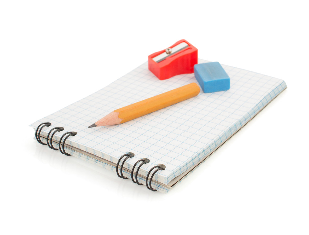 Σημειωματάριο και μολύβι σε λευκό φόντο - Φωτογραφία, εικόνα
