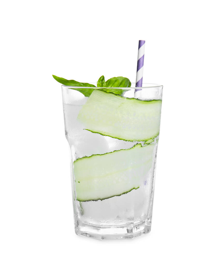 Verfrissend komkommerwater met basilicum in glas geïsoleerd op wit - Foto, afbeelding