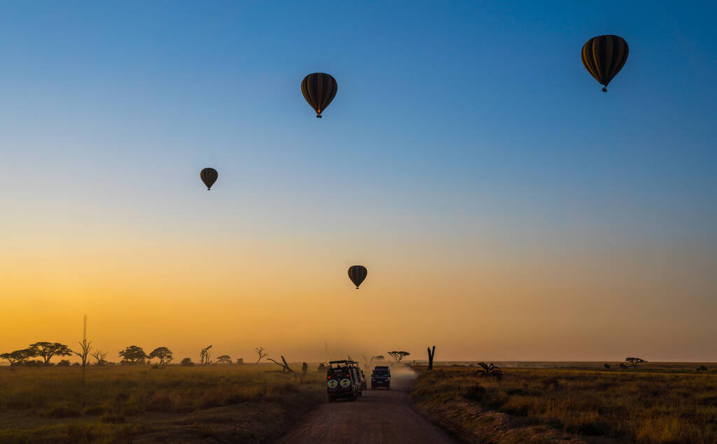 Malowniczy wschód słońca z balonami na ogrzane powietrze w Parku Narodowym Serengeti, Tanzania - Zdjęcie, obraz