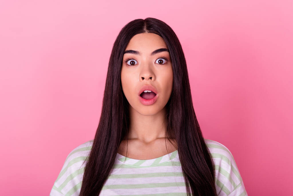 Portrait of shocked confused thai lady open mouth staring cant believe isolated on pink color background. - Fotografie, Obrázek