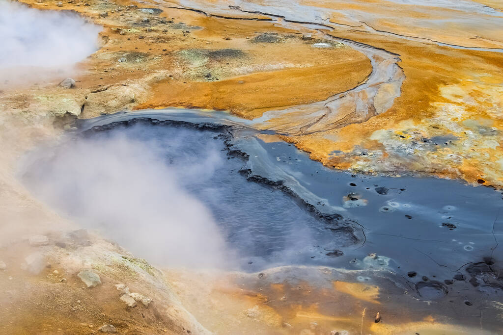 Uitzicht op de lavavelden van een vulkaanuitbarsting in het verleden in IJsland - Foto, afbeelding