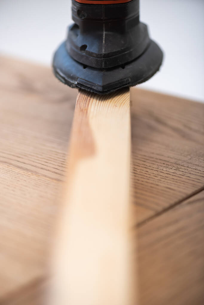 Close up view of electric sander and wooden board on table at home  - Foto, Imagem