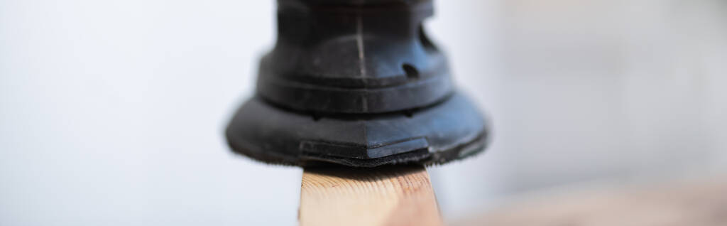 Закрыть вид песочного инструмента на деревянной доске дома, баннер  - Фото, изображение