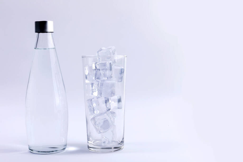 літній фон, креативна фотографія пляшки води та льоду
 - Фото, зображення