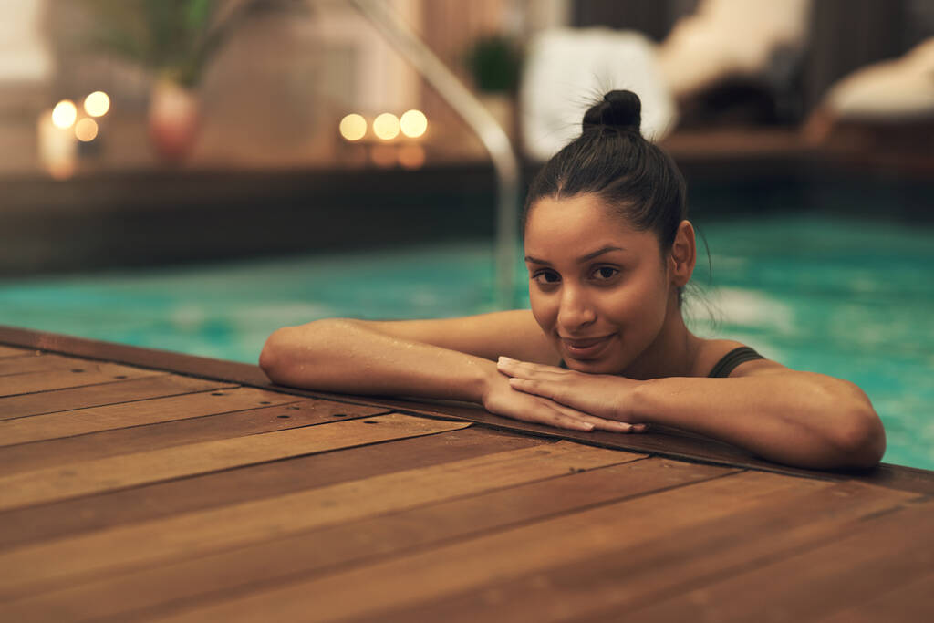 This place really makes you feel like youve escaped it all. a young woman relaxing in a pool at a spa - Foto, Imagen