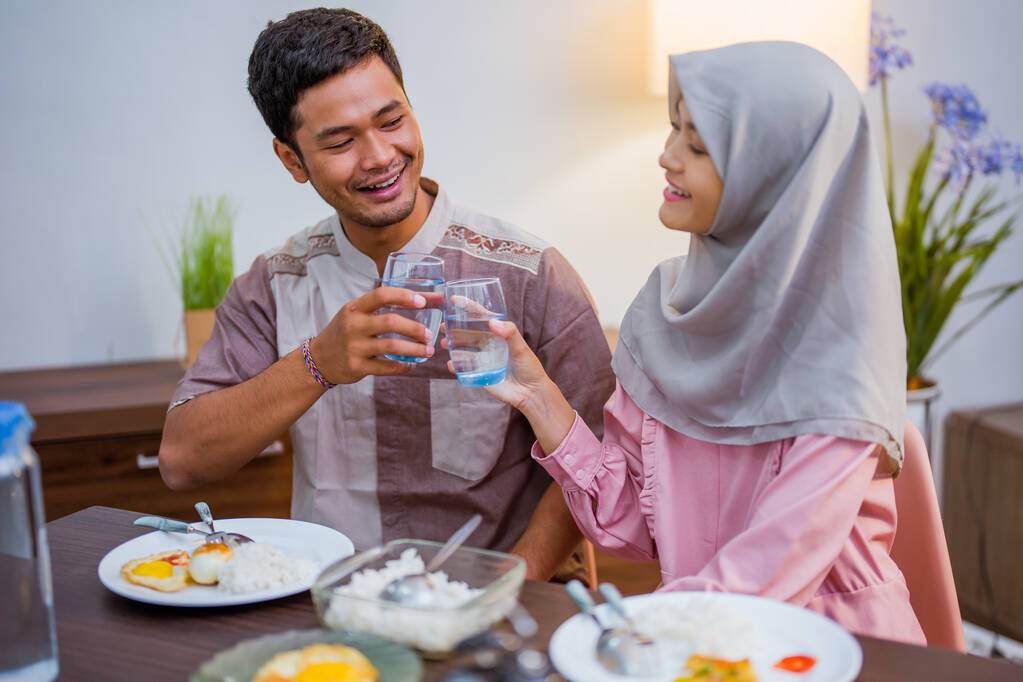 coppia eccitata sentendo adhan voci che significano iftar tempo o per rompere il digiuno - Foto, immagini