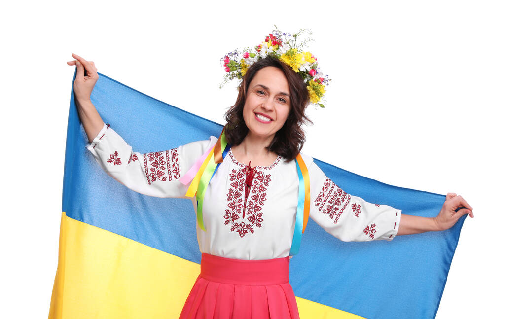 Ευτυχισμένη γυναίκα σε εθνικά ρούχα με σημαία της Ουκρανίας σε λευκό φόντο - Φωτογραφία, εικόνα